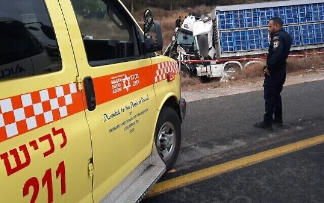 La police et les premiers secours sur les lieux d'un accident mortel impliquant quatre camions près de Kiryat Gat, dans le sud d'Israël, le 13 septembre 2023 (Crédit : Magen David Adom)