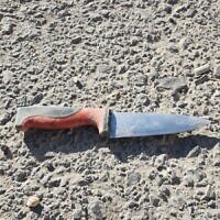 Le couteau qui aurait été utilisé par un Palestinien dans une tentative d'attaque au couteau au checkpoint de Mazmuria, aux abords de Jérusalem, le 18 septembre 2023. (Crédit : Police israélienne)