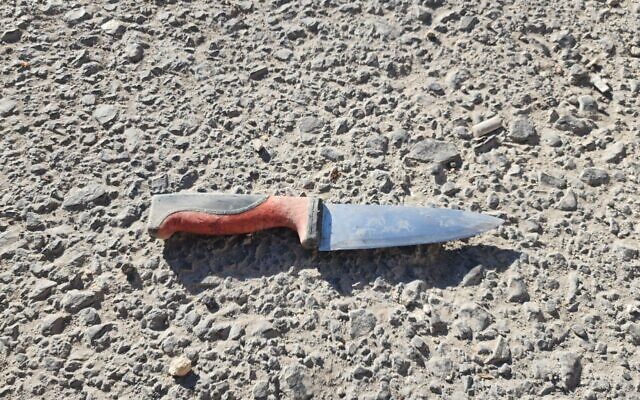 Le couteau qui aurait été utilisé par un Palestinien dans une tentative d'attaque au couteau au checkpoint de Mazmuria, aux abords de Jérusalem, le 18 septembre 2023. (Crédit : Police israélienne)