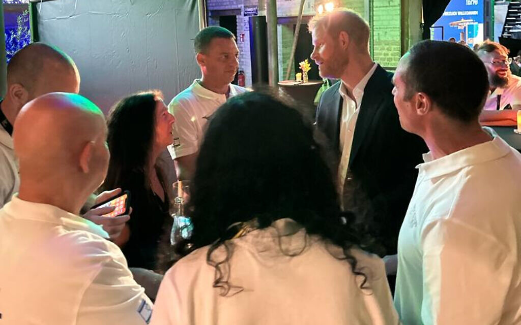 Le Prince Harry rencontre les membres de l'équipe d'Israël lors d'un cocktail organisé par la JNF Germany pendant les Invictus Games à Dusseldorf, en Allemagne, au mois de septembre 2023. (Autorisation : Assa Fender)