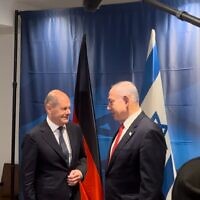 Le chancelier allemand Olaf Scholz, à gauche, rencontre le Premier ministre Benjamin Netanyahu le 19 septembre 2023. (Crédit : Lazar Berman/Times of Israel)