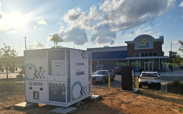 Zooz installe sa première borne de recharge rapide pour véhicules électriques (VE) en Caroline du Sud.(avec l'aimable autorisation de Zooz)