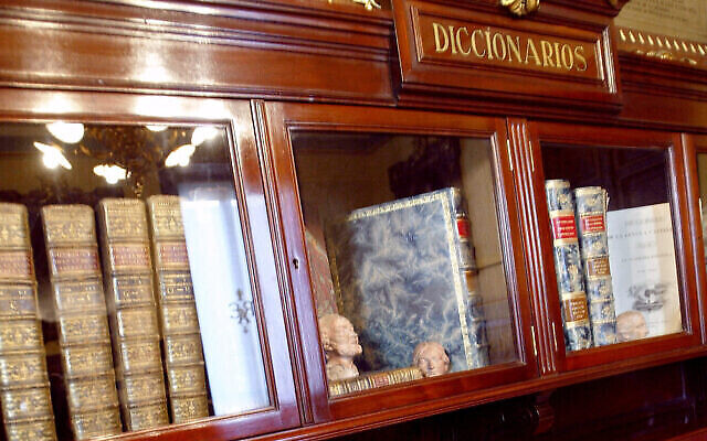 Vue d'une vitrine contenant des dictionnaires anciens dans les salons de l'Académie royale espagnole à Madrid, le 21 janvier 2004 (Crédit : Javier Soriano/AFP)
