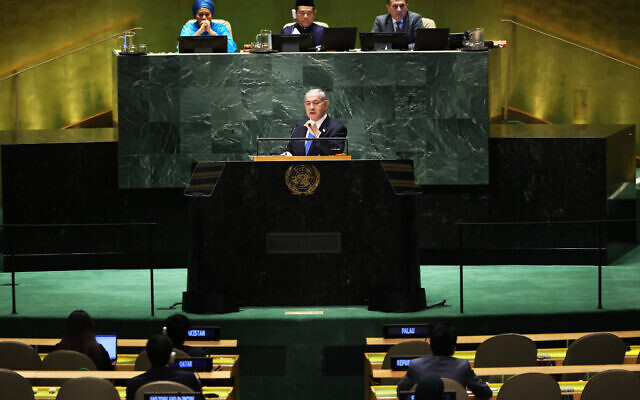 Le Premier ministre Benjamin Netanyahu pendant son discours devant l'Assemblée générale des Nations Unies à New York, le 22 septembre 2023. (Crédit :  Michael M. Santiago / Getty Images via AFP)