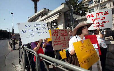 Illustration : Des manifestants d'« agunot » devant le ministère de la Justice à Jérusalem, le 7 juillet 2011. (Crédit : Yossi Zamir/Flash90)