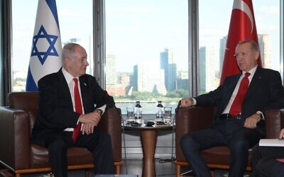 Le Premier ministre Benjamin Netanyahu rencontrant le président turc Recep Tayyip Erdogan en marge de l'Assemblée générale des Nations unies, à New York, le 19 septembre 2023. (Crédit : Avi Ohayon/GPO)