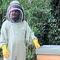 David Roth extrayant le miel de sa ruche, à Londres. (Crédit : David Roth)