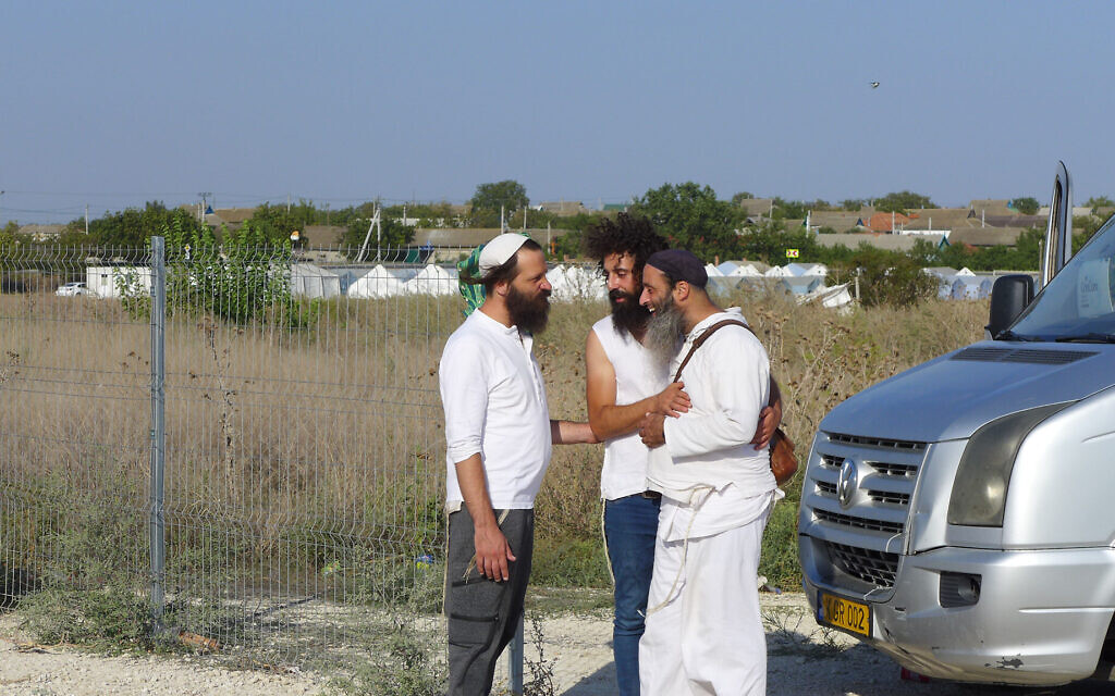 Trois pèlerins israéliens discutant, à Palanca, en Moldavie, le 14 septembre 2023. (Crédit : Canaan Lidor/Times of Israel)
