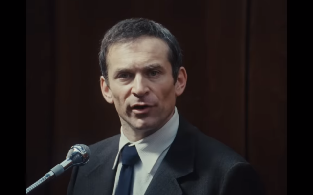 L'acteur Arieh Worthalter campe le personnage de Pierre Goldman, dans le film 'Le Procès Goldman', en 2023. (Capture d'écran YouTube)