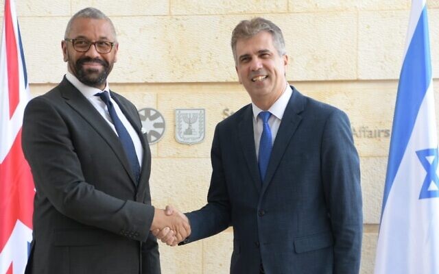Le ministre des Affaires étrangères Eli Cohen (à droite) avec le ministre britannique des Affaires étrangères James Cleverly, à Jérusalem, le 11 septembre 2023. (Crédit : Avi Hayoun)