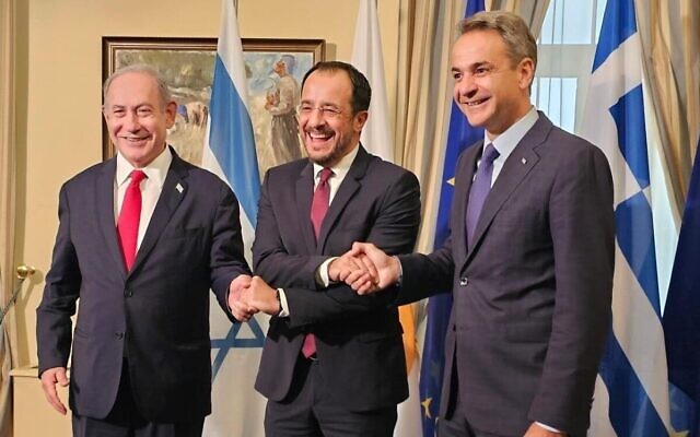 De gauche à droite : le Premier ministre israélien Benjamin Netanyahu, le Président chypriote Nikos Christodoulides et le Premier ministre grec Kyriakos Mitsotakis au Palais présidentiel de Nicosie, Chypre, le 4 septembre 2023. (Crédit : bureau du Premier ministre)