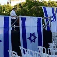 Des activistes de l'organisation Rosh Yehudi installant une mehitza, une cloison séparant hommes et femmes, avant une prière sur le Kikar Dizengoff, à Tel Aviv, à Yom Kippour, le 24 septembre 2023. (Crédit :  Tomer Neuberg/Flash 90)