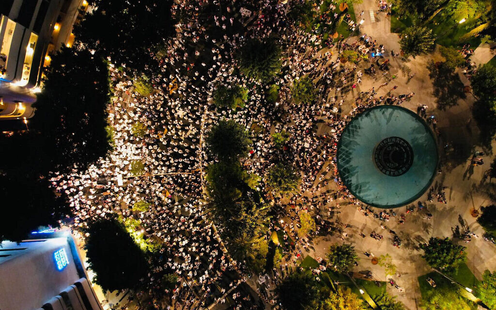 Vue aérienne d'environ 2 000 fidèles participant à la prière de Yom Kippour Neilah sur le Kikar Dizengoff, à Tel Aviv, le 5 octobre 2022. (Crédit : Rosh Yehudi)