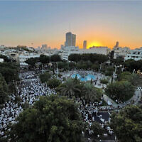 Environ 2 000 fidèles assistant à la prière de Neilah de Yom Kippour sur le Kikar Dizengoff, à Tel Aviv, en Israël, le 5 octobre 2022. (Crédit : Municipalité de Tel Aviv)