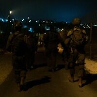 Illustration : Les troupes israéliennes opérant en Cisjordanie, à l'aube du 21 septembre 2023. (Crédit : Armée israélienne)