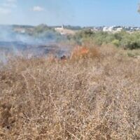 Un feu est visible dans la forêt de Kissufim suite à des ballons incendiaires lancés depuis la bande de Gaza le 22 septembre 2023. (Crédit : Fonds national juif)