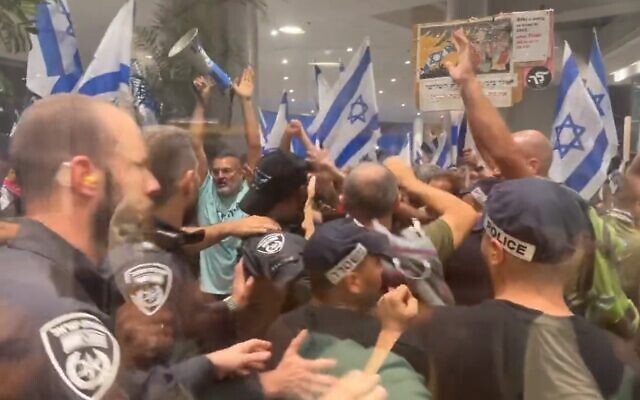 La police et les manifestants anti-refonte s'affrontant à l'extérieur d'un rassemblement du Likud, à Raanana, le 4 septembre 2023. (Crédit : Capture d'écran ; utilisée conformément à la clause 27a de la loi sur le droit d'auteur)