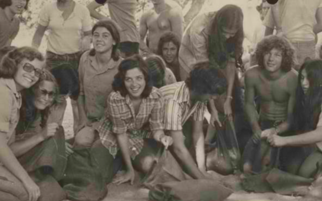 Des lycéens israéliens remplissant des sacs de sable à Tel Aviv pendant la Guerre du Kippour, en octobre 1973. (Crédit : Archives de l'État)
