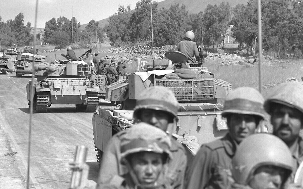 Soldats israéliens en route vers la frontière nord suite au déclenchement de la guerre de Kippour, le 7 octobre 1973. (Crédit : GPO/Eitan Harris)