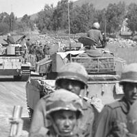 Soldats israéliens en route vers la frontière nord suite au déclenchement de la guerre de Kippour, le 7 octobre 1973. (Crédit : GPO/Eitan Harris)