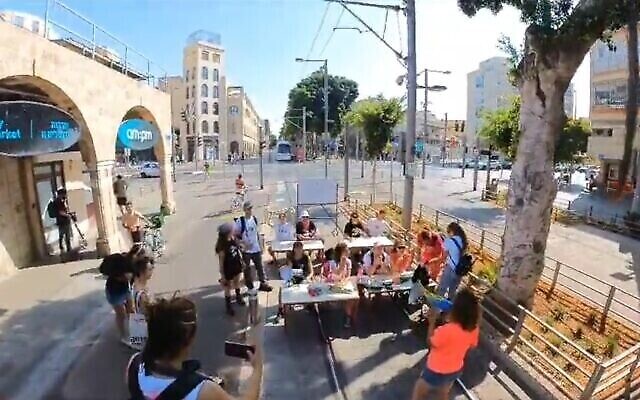 Des manifestants bloquent les voies du tramway de Tel Aviv pour protester contre sa non circulation pendant le Shabbat, le vendredi 1er septembre 2023 (Capture d'écran vidéo)