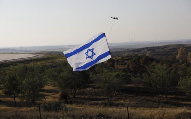 Un drone avec le drapeau national israélien à proximité de la clôture frontalière avec la bande de Gaza, à proximité du kibboutz  Nir Am, le 29 mai 2018. (Crédit : AFP PHOTO / MENAHEM KAHANA/ File)