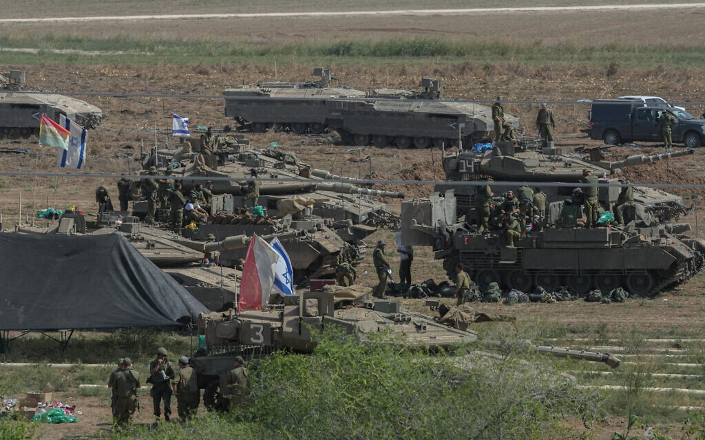 Des soldats et des chars israéliens près de la frontière avec Gaza, le 14 octobre 2023. (Crédit : Erik Marmor/Flash90)