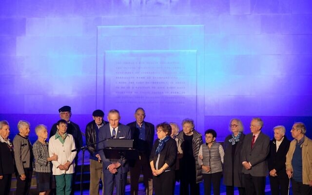 L'extérieur du US Holocaust Memorial Museum, illuminé de lumières bleues en l'honneur des événements qui se déroulent actuellement en Israël, à Washington, le 11 octobre 2023. (Crédit : USHMM via JTA)