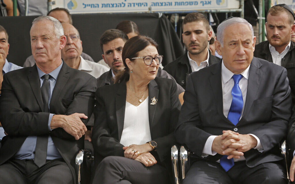 Le Premier ministre Benjamin Netanyahu (D), la présidente de la Cour suprême Esther Hayut (C) et Benny Gantz (G), alors chef du parti Kakhol Lavan, assistent à une cérémonie à la mémoire du défunt président Shimon Peres, au Mont Herzl à Jérusalem, le 19 septembre 2019. (Crédit : Gil Cohen-Magen/AFP)
