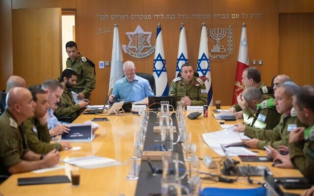 Le chef de Tsahal Herzi Halevi et le chef de l'agence de sécurité intérieure du Shin Bet Ronen Bar tiennent une évaluation de la sécurité au quartier général des Forces de défense israéliennes à Tel Aviv, avec des membres du Forum de l'état-major général de Tsahal, après des barrages de roquettes en provenance du Liban, le 6 avril 2023. (Crédit : Porte-parole de Tsahal)