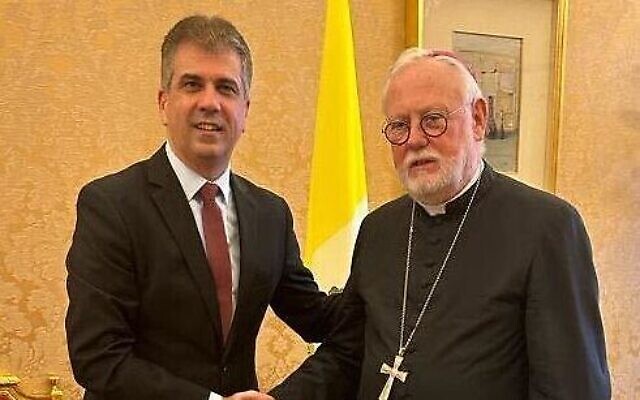 Le ministre des Affaires étrangères Eli Cohen rencontre son homologue Paul Gallagher au Vatican, le 17 juillet 2023. (Crédit : Ambassade d'Israël au Vatican)
