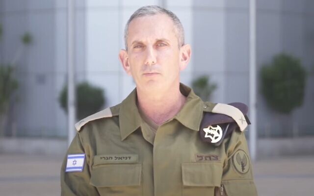 Le porte-parole de Tsahal, le contre-amiral Daniel Hagari, annonçant qu'Israël est en guerre, après une infiltration massive et meurtrière du Hamas depuis Gaza, le 7 octobre 2023. (Crédit : Porte-parole de l'armée israélienne)