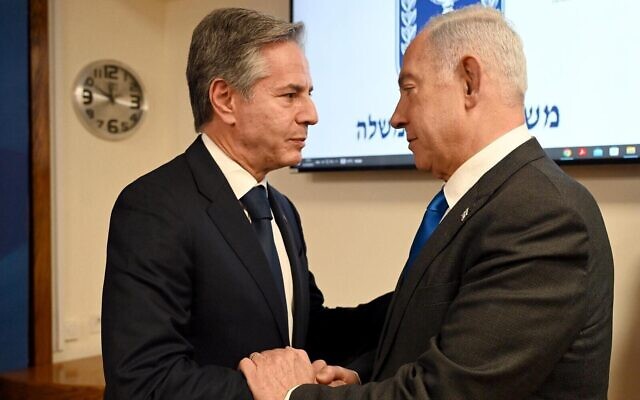 Le Premier ministre Benjamin Netanyahu (à droite) rencontre le secrétaire d'État américain Antony Blinken à Tel Aviv, le 12 octobre 2023 (Crédit : Haim Zach/GPO)