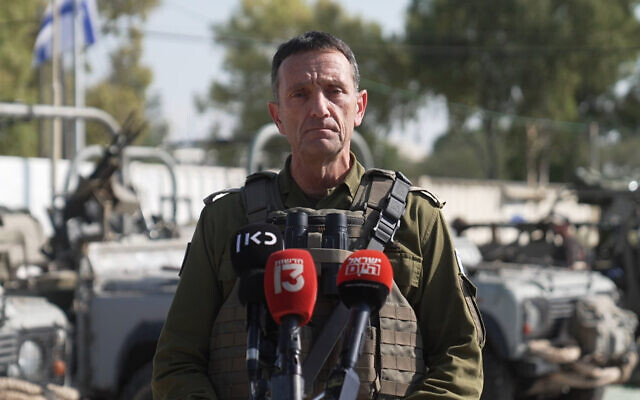 Le chef d'état-major de Tsahal, Herzi Halevi, s'adresse aux médias dans le sud d'Israël, le 12 octobre 2023. (Crédit : Armée israélienne)