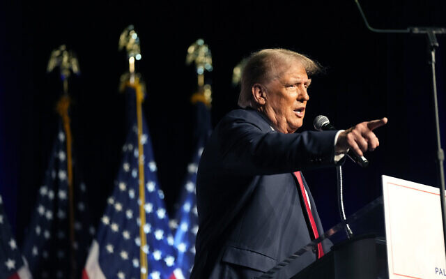 Le candidat républicain à la présidence, l'ancien président Donald Trump, s'exprime au Palm Beach County Convention Center à West Palm Beach, en Floride, le 11 octobre 2023 (Crédit : Rebecca Blackwell/AP)