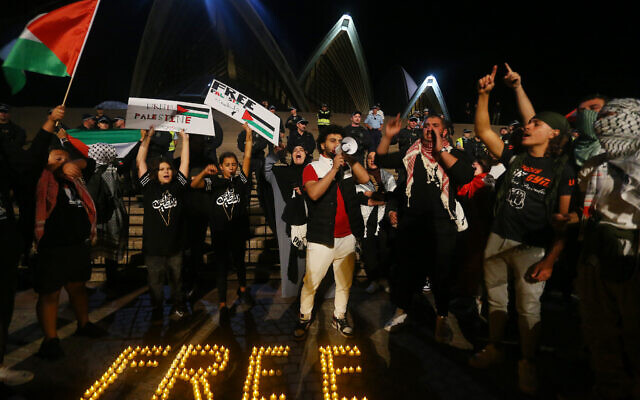 Des manifestants pro-palestiniens se rassemblent devant l'Opéra de Sydney, le 9 octobre 2023. (Crédit : Lisa Maree Williams/Getty Images/JTA)
