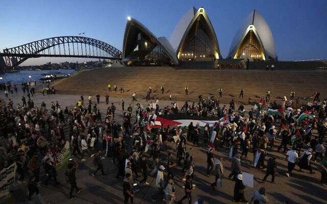 Des centaines de manifestants pro-palestiniens se sont rassemblés devant l'Opéra de Sydney, qui devait être illuminé aux couleurs du drapeau israélien suite à l'attaque du Hamas contre Israël le 7 octobre 2023 ; la police a conseillé à la communauté juive de rester à l'écart à Sydney, Nouvelle-Galles du Sud, le 9 octobre 2023. (Crédit : Rick Rycroft/AP)