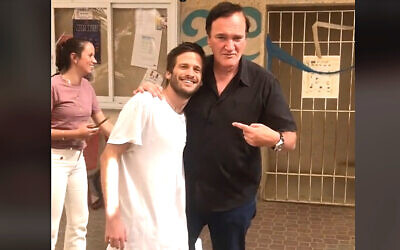 Le cinéaste légendaire Quentin Tarantino effectue une tournée de solidarité dans le sud d'Israël le 13 octobre 2023. (Crédit : Capture d'écran, utilisée conformément à l'article 27a de la loi sur le droit d'auteur)