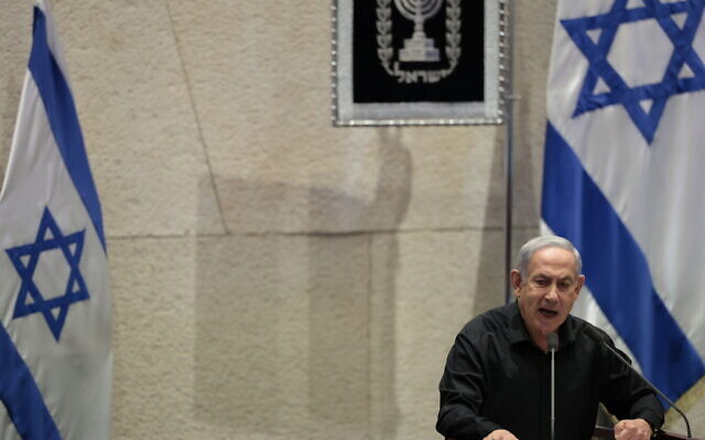 Le Premier ministre Benjamin Netanyahu s'exprime lors de la séance d'ouverture de la session d'hiver de la Knesset, dans le plénum de la Knesset à Jérusalem, le 16 octobre 2023. (Crédit : Noam Revkin Fenton/Flash90)