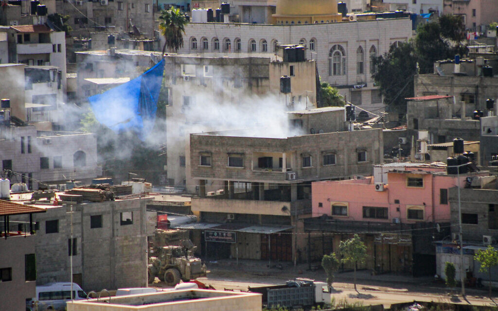 Des véhicules de l'armée israélienne lors d'un raid militaire dans la ville de Tulkarem, en Cisjordanie, le 19 octobre 2023. (Crédit : Nasser Ishtayeh/Flash90)