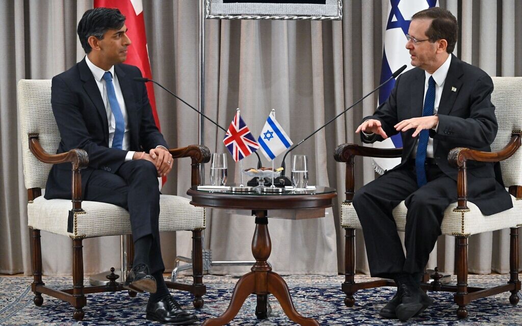 Le président Isaac Herzog (à droite) rencontre le premier ministre britannique Rishi Sunak à la résidence du président à Jérusalem le 19 octobre 2023 (Crédit : Kobi Gideon/GPO)