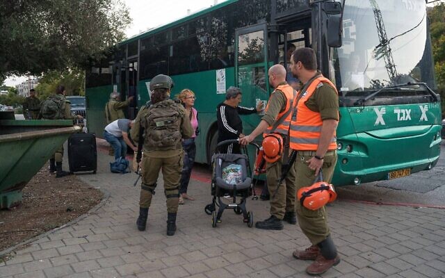 Les habitants de Kiryat Shmona sont évacués de la ville, le 20 octobre 2023. (Crédit : Ayal Margolin/Flash90)