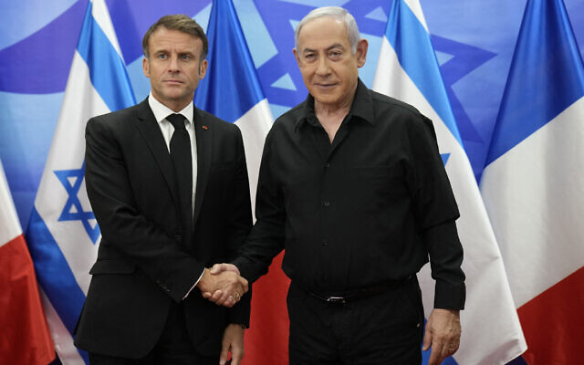 Le Premier ministre Benjamin Netanyahu (à droite), saluant le président français Emmanuel Macron avant une réunion, à Jérusalem, le 24 octobre 2023. (Crédit : Christophe Ena/AFP)