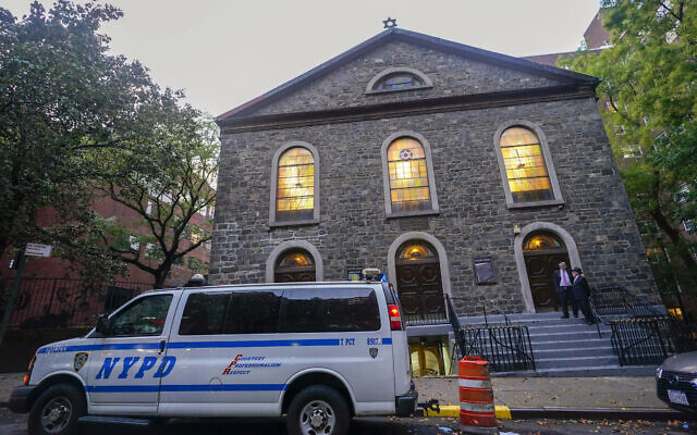 Une voiture de patrouille de la police de New York est garée devant une synagogue dans le Lower East Side de Manhattan, le 7 octobre 2023. (Crédit : AP Photo/Mary Altaffer)