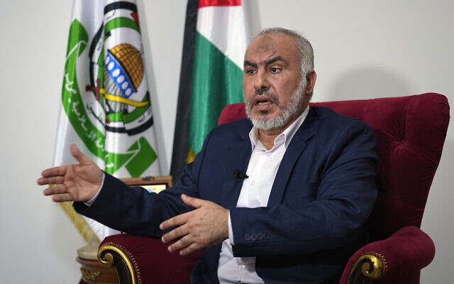 Ghazi Hamad, membre du bureau politique du Hamas, lors d'une interview accordée à l'Associated Press, à Beyrouth, au Liban, le 26 octobre 2023. (Crédit : Bilal Hussein/AP)