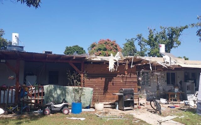 Une maison touchée par une roquette dans la région d'Eshkol, le 31 octobre 2023. (Crédit : Conseil régional d'Eshkol)