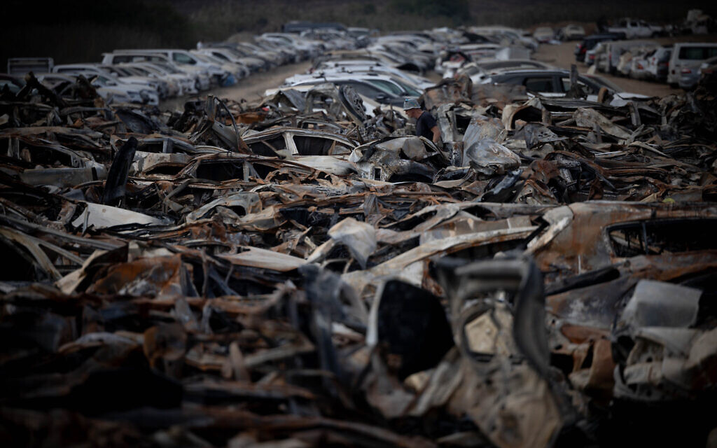 Vue de voitures détruites par des terroristes du Hamas lors de l'attaque du 7 octobre, dans un champ près de la frontière entre Israël et Gaza, le 31 octobre 2023 (Crédit : Yonatan Sindel/Flash90)