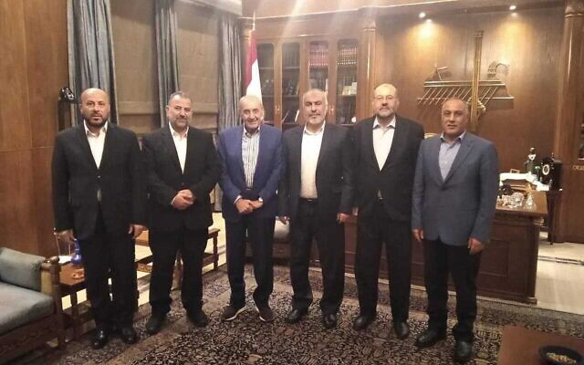 Le chef adjoint du Hamas, Saleh al-Arouri (2e à gauche), et d'autres membres du bureau politique du groupe terroriste avec Nabih Berri, le président du Parlement libanais, à Beyrouth le 28 octobre 2023. (Autorisation)
