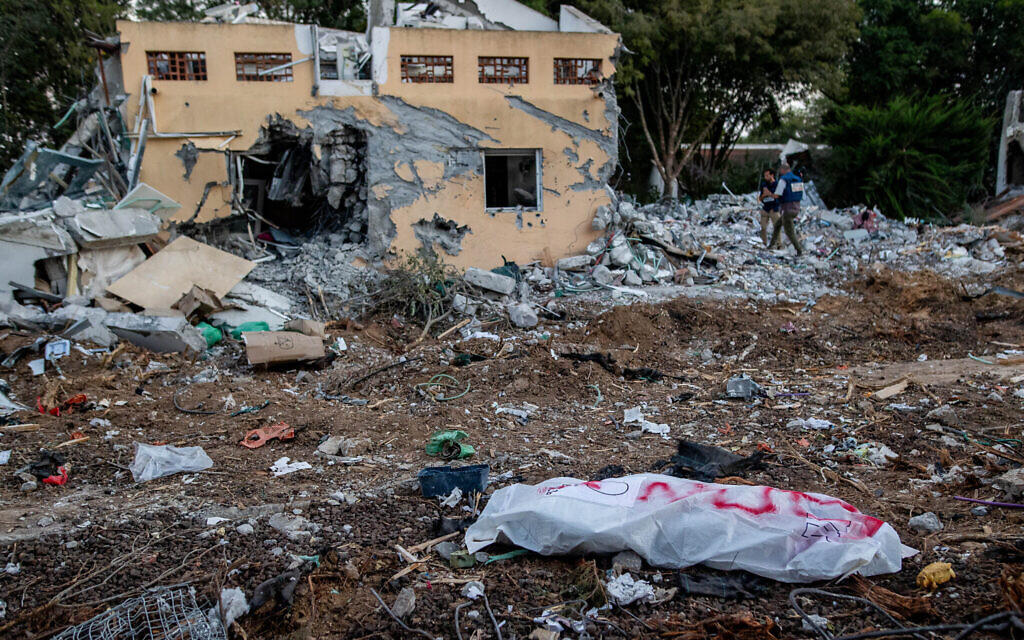 Le cadavre d'un terroriste après l'assaut dévastateur du Hamas dans le kibboutz Beeri, près de la frontière entre Israël et Gaza, dans le sud d'Israël, le 11 octobre 2023. (Crédit : Oren Ben Hakoon/Flash90)