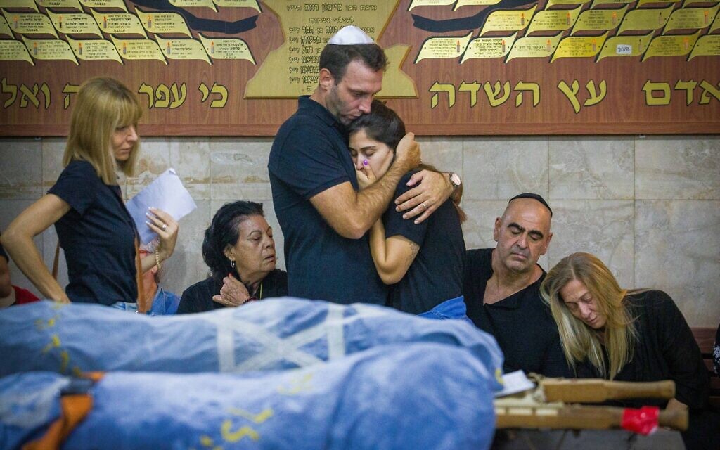 Les funérailles de Hodaya et Tair David, assassinés lors du festival de musique Supernova par des terroristes du Hamas, au cimetière de Beit Dagan, le 14 octobre 2023. (Crédit : Flash90)